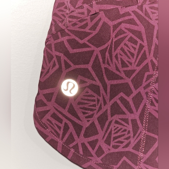 Lululemon Athletica Women’s Running Shorts White Stretch Zip Pocket Size 2 - Picture 5 of 6